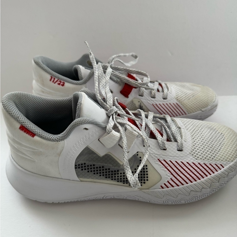 KYRIE FLYTRAP V WHITE/WOLF GREY MEN’S SIZE 8 US Preowned​​​​​​​​​​​​​​​